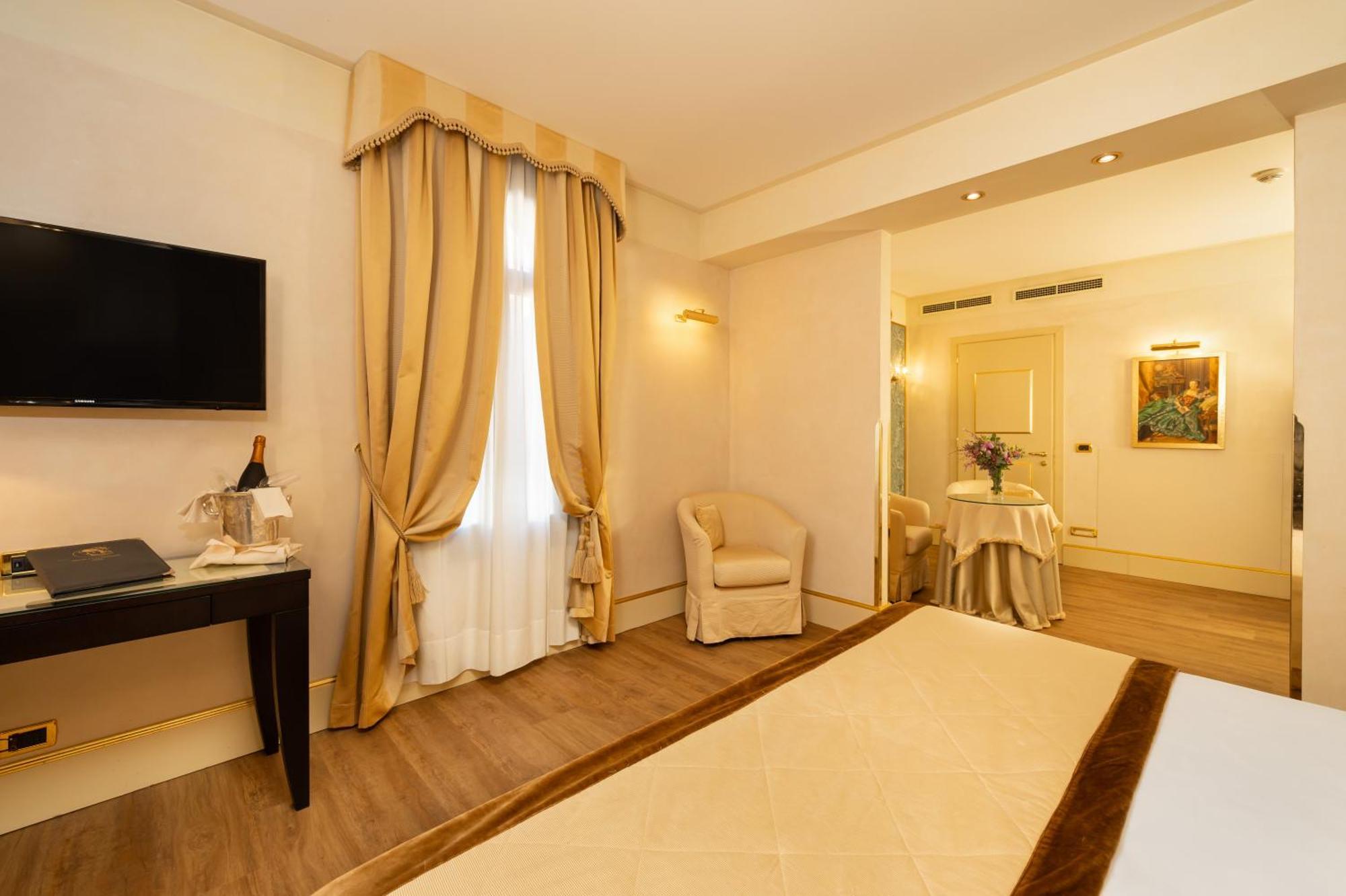 Hotel A La Commedia Venice Exterior photo