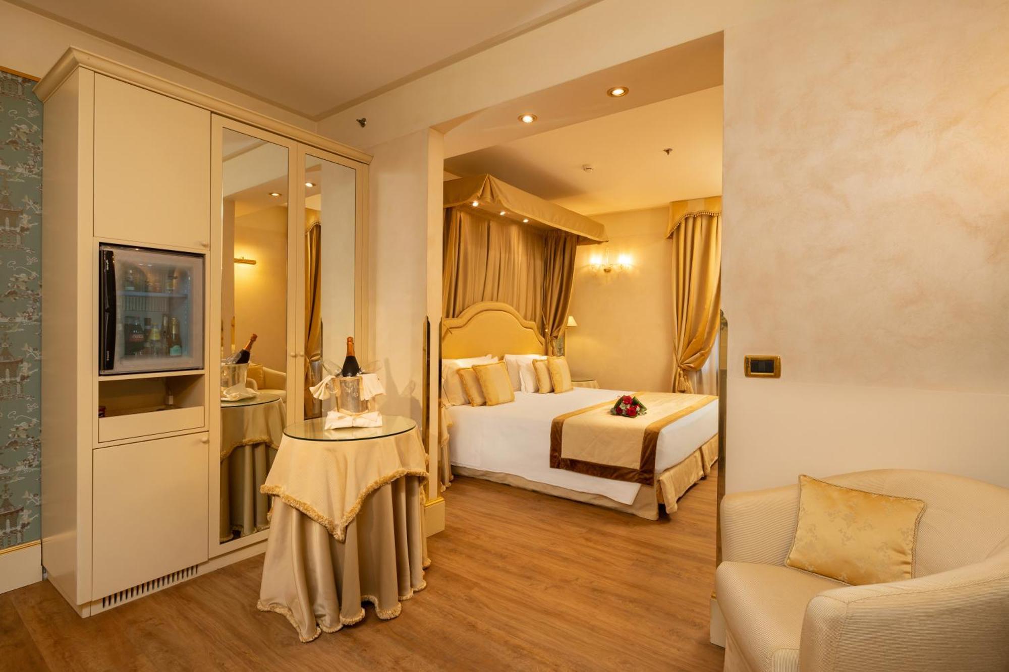 Hotel A La Commedia Venice Exterior photo