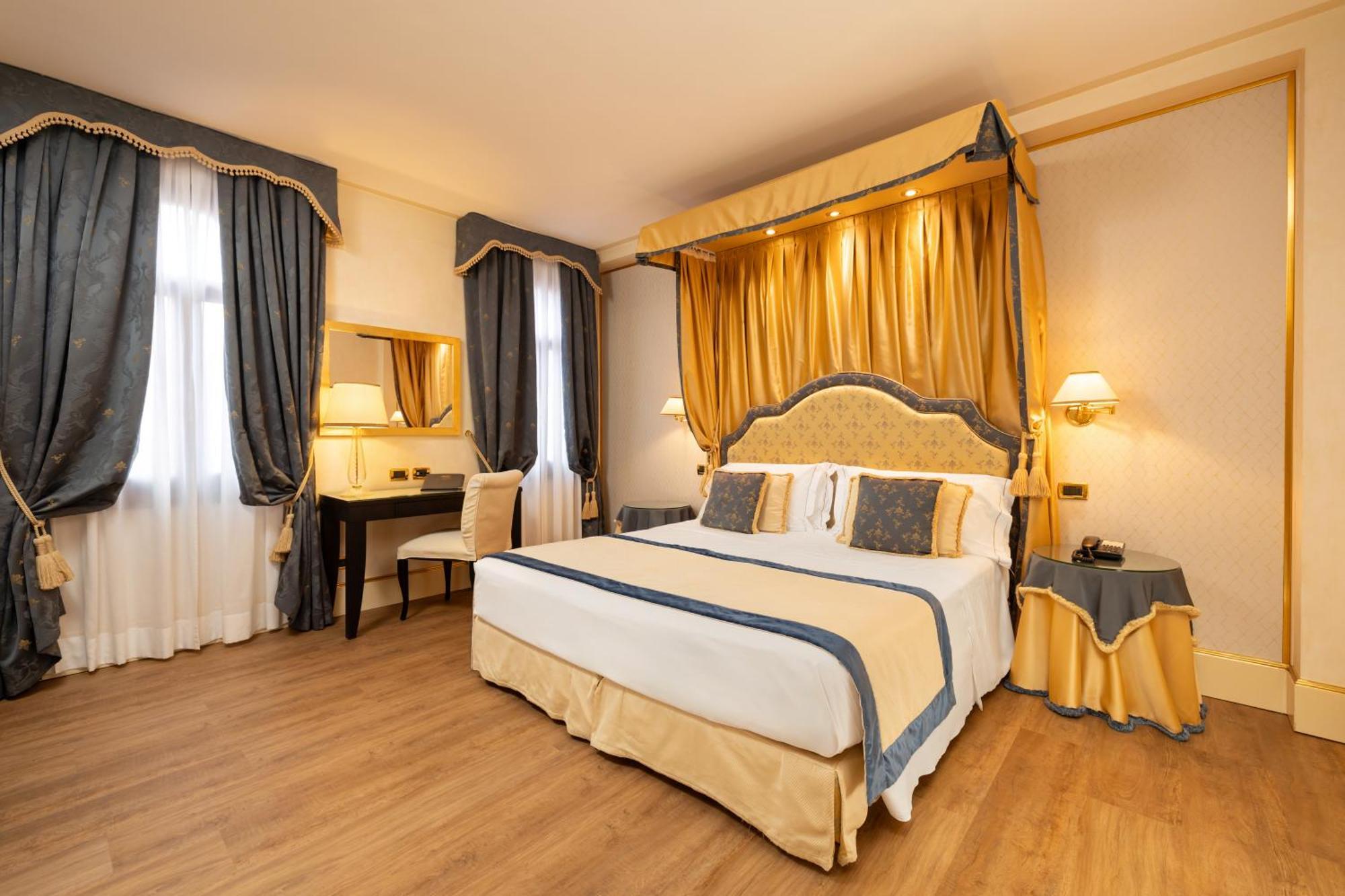 Hotel A La Commedia Venice Exterior photo
