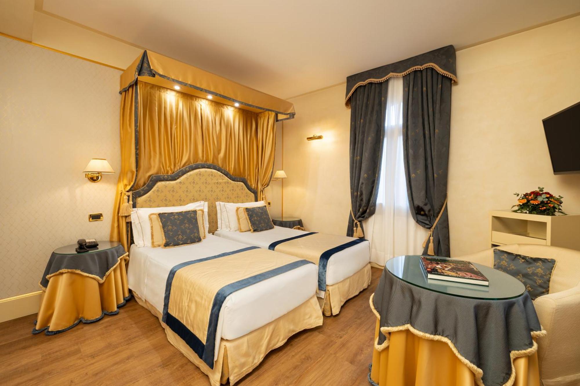 Hotel A La Commedia Venice Exterior photo